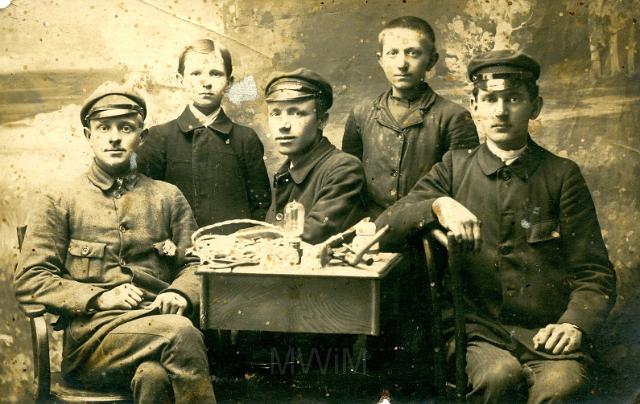 KKE 3842.jpg - Od prawej: pierwszy Bronisław Płóciennik, telegrafista na kolei z kolegami, Łuck, lata 20-te XX wieku.